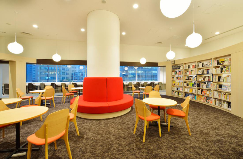札幌市図書・情報館 グループ席 赤い椅子