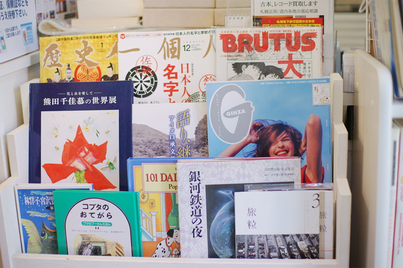 買取はオールジャンル。絵画や版画、ポスターなども取り扱う。