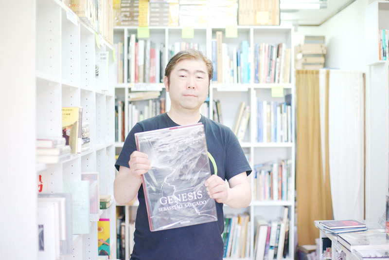 ブラジル人写真家セバスチャン・サルガドの『GENESIS』を持つ池田さん