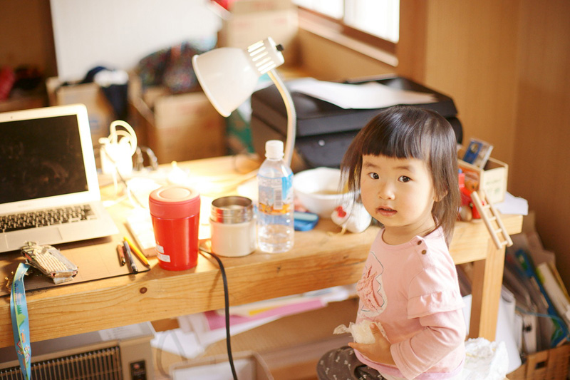 仕事場でおかあさんと一緒に過ごすみひろちゃん。