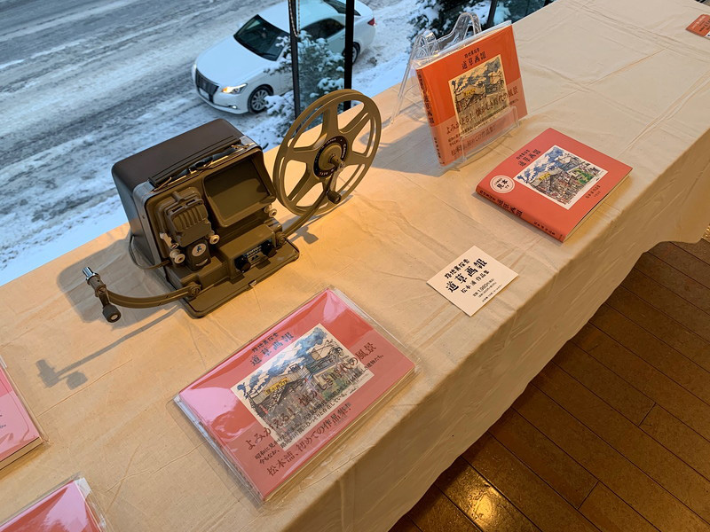 絵画展は貴重な映写機も使ってレイアウト。