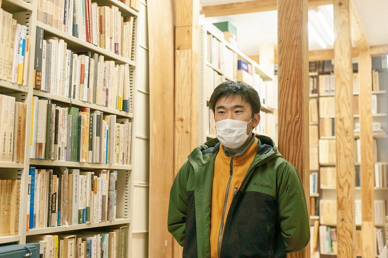 「すべての新刊が店頭に並んだ瞬間に古本になるように、すべての動画もアップされた瞬間に古動画になります(笑)。古本のように動画もいつか、どこかで、誰かに見てもらえるために今は更新履歴を積み上げるとき。チャンネル登録よろしくお願いします!」