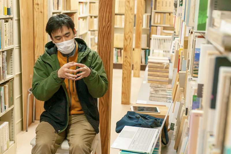 2021年1月末から店頭で撮影した動画配信を始めた札幌の古書店「書肆吉成」の吉成さん。