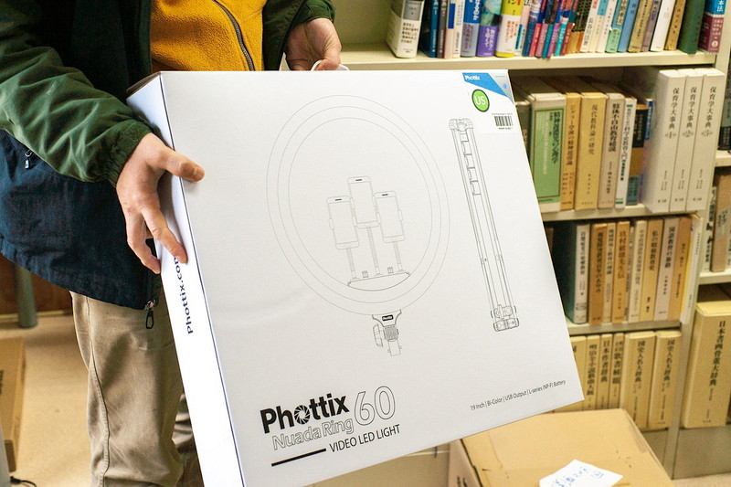 この日「買っちゃいました」と新しいLEDライトを見せてもらった。「瞳に丸い明かりが入って可愛くなるんです(笑)。古書店主というと無愛想なおじさんと思われがち。そのイメージも変えていきたいです」