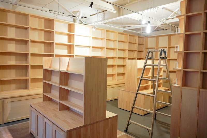 白木の書棚が明るい雰囲気の「Seesaw Books」