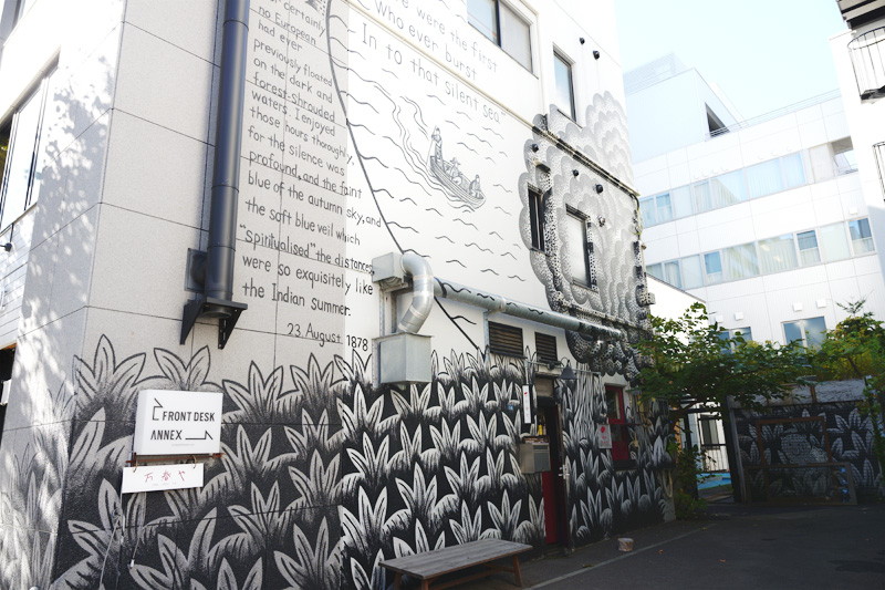 本館の右側にある通路を進んで別館へ
