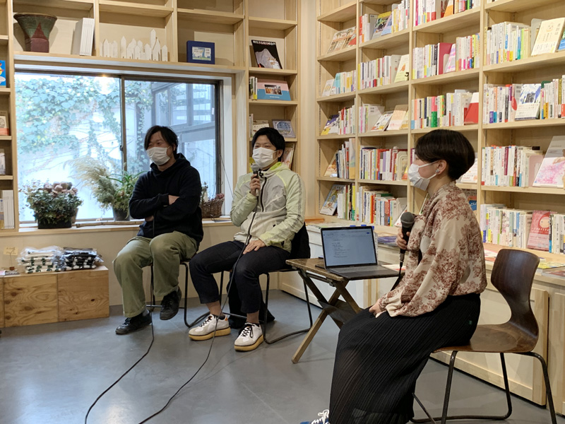 Seesaw Booksオーナー神輝哉さん、クラファン仕掛け人のさのかずやさん、開店半年イベントを企画した「ブックブックこんにちは」ディレクターの竹田風子さん。