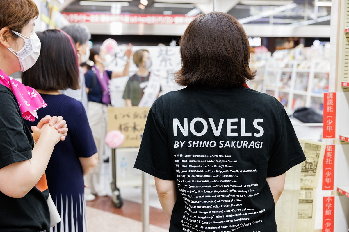 この日は特別な桜木Tシャツを着用していた石川店長(右)と坂さん(左)