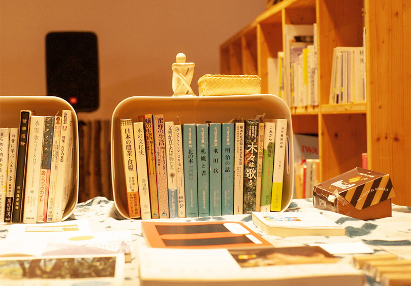 「またたび文庫」は古書も取り扱う。