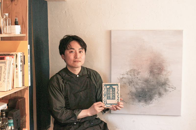 《ウイスキー抽象画》を描く五十嵐さん