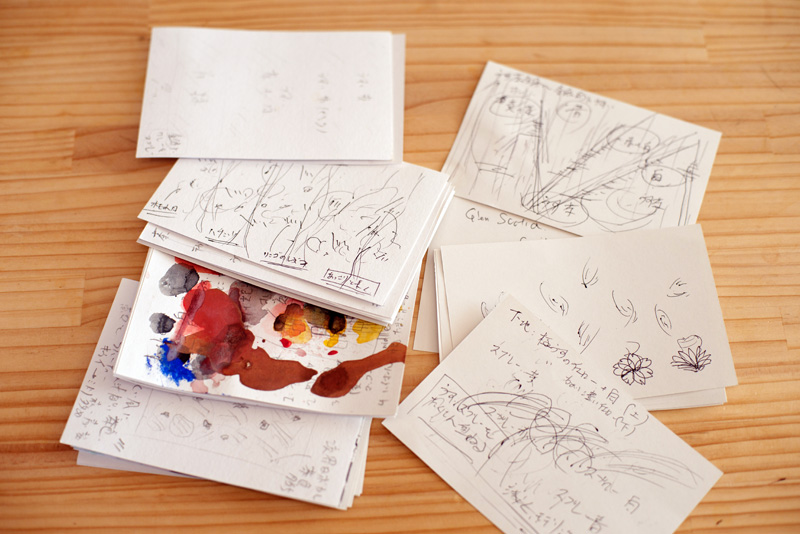 「木もれ日」「ハチミツ」「リンゴのしぶみ」「あっさりと長く」などの印象を綴ったメモカード。